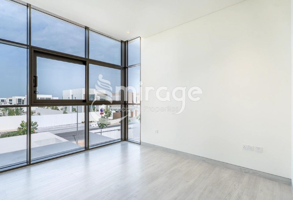 Luxury & Elegant | 4BR Townhouse | Prime Location