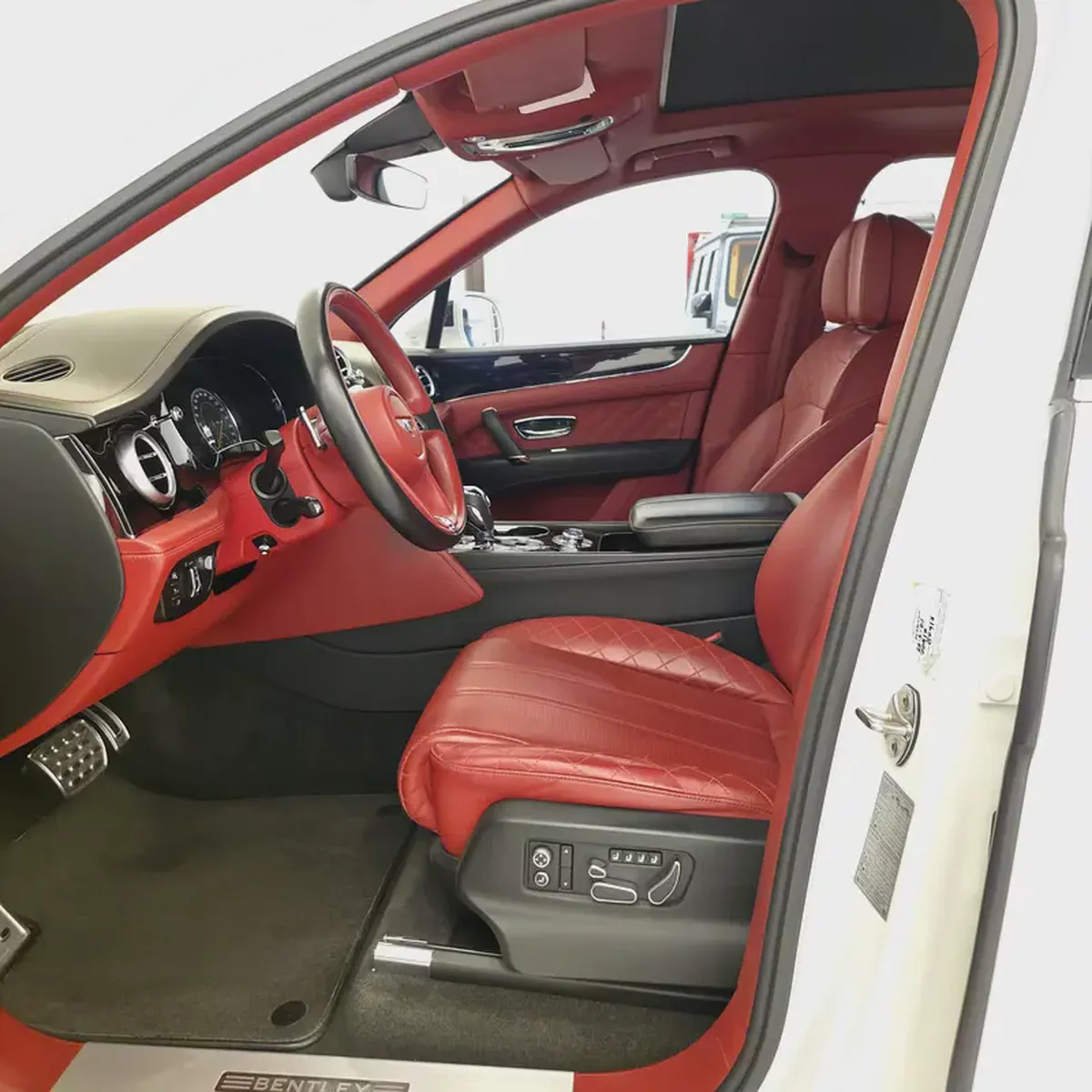 AED 4161 PM | BENTLEY BENTAYGA W12 2017 | WELL MAINTAINED | 1 YEAR WARRANTY | GCC-8-8