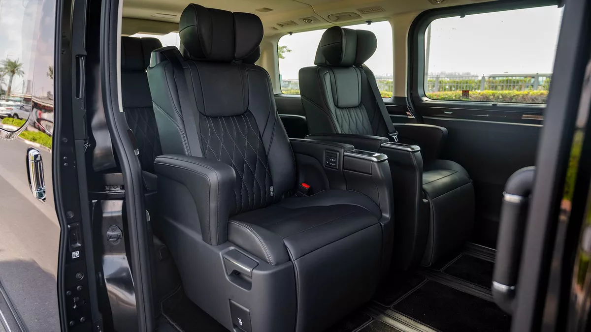 2024 Toyota Granvia – Spacious and Stylish Black Bus-1-1