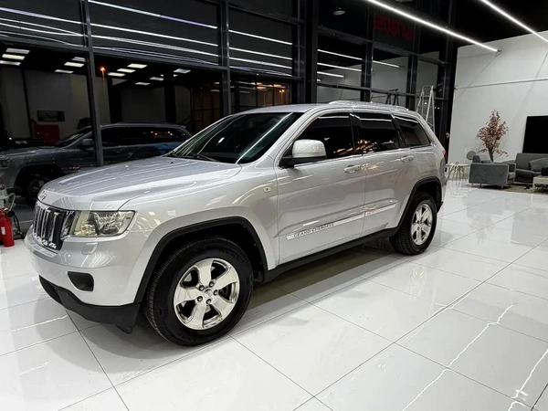 Jeep Grand Cherokee Laredo 2012, with service history