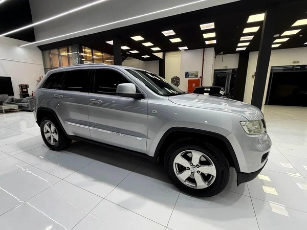 Jeep Grand Cherokee Laredo 2012, with service history