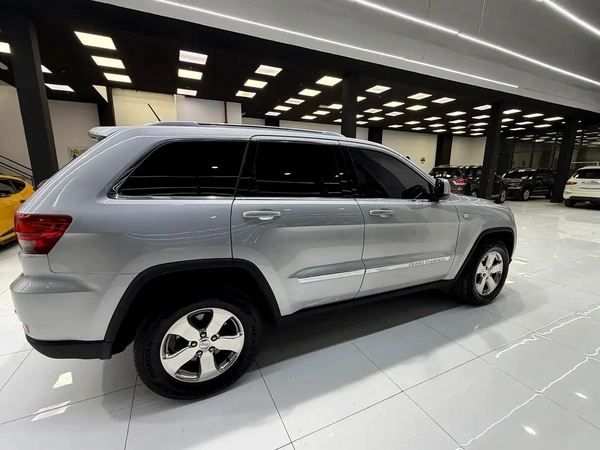 Jeep Grand Cherokee Laredo 2012, with service history