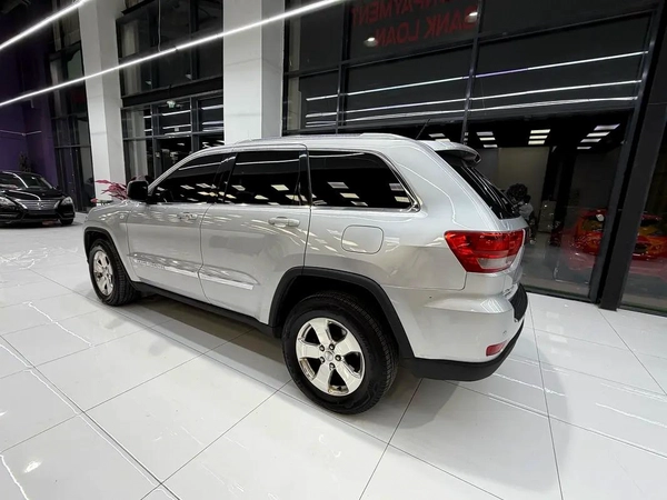 Jeep Grand Cherokee Laredo 2012, with service history