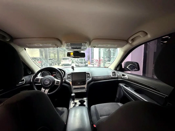 Jeep Grand Cherokee Laredo 2012, with service history