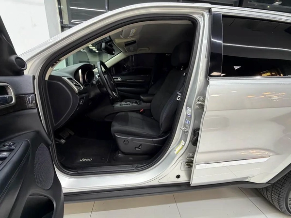 Jeep Grand Cherokee Laredo 2012, with service history