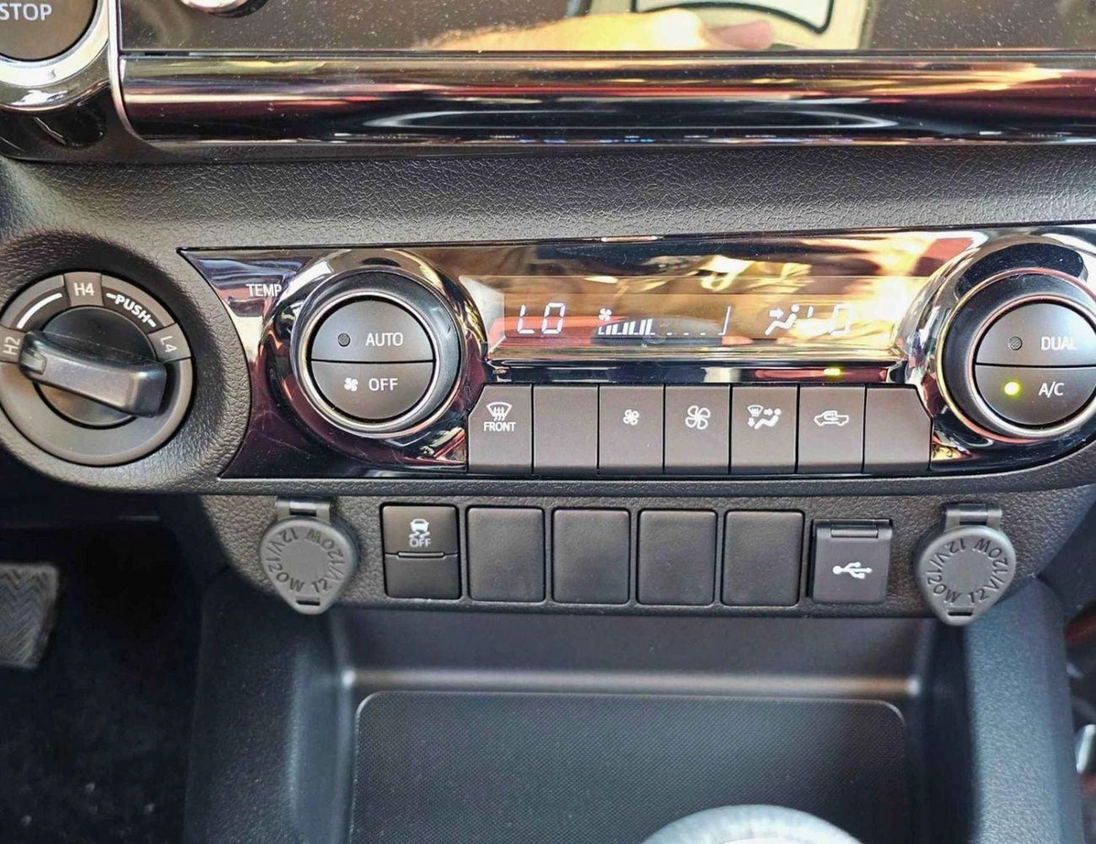 Toyota Hilux SR5 WIDE BODY DOUBLE CABIN || FULL OPTION  | PUSH START| WITHOUT DIFF-LOCK | PETROL M/T 2.7L V4 4WD-16-0