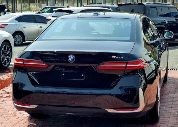BMW 520i Under Warranty & Service 2026 GCC - AED 245,000