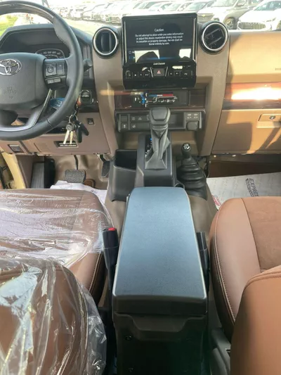 Toyota Land Cruiser 70 -4