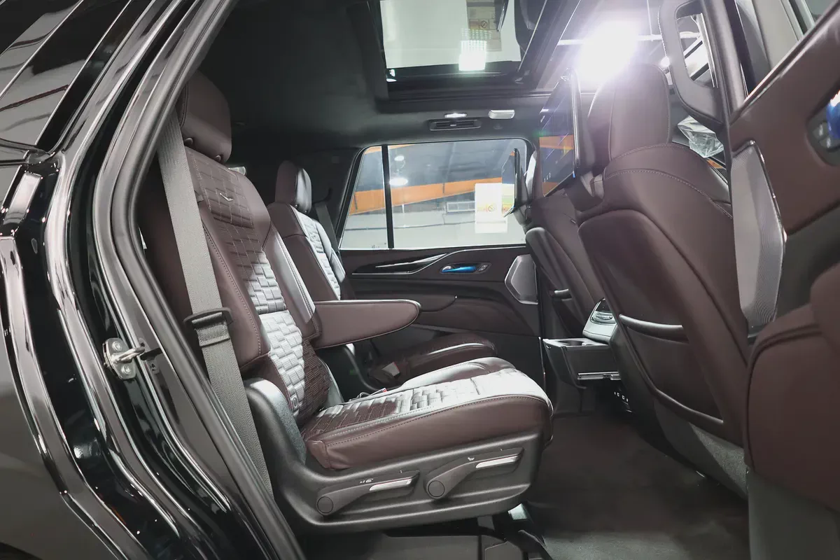 CADILLAC ESCALADE 600 SPORT PLATINUM-0KM-2024-GCC SPECS-UNDER WARRANTY  SERVICE-BRAND NEW-15-15