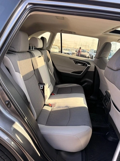 Toyota RAV4 XLE Full Option 2022 with sunroof, push start-6