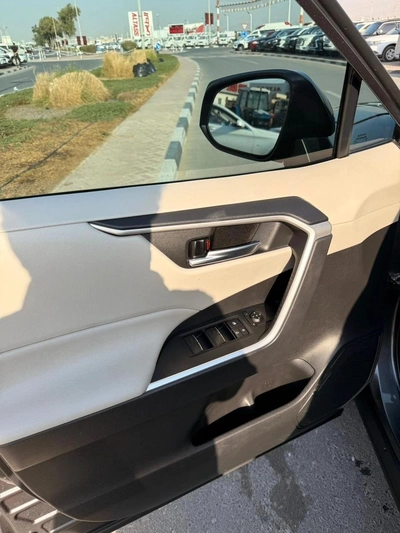 Toyota RAV4 XLE Full Option 2022 with sunroof, push start-21