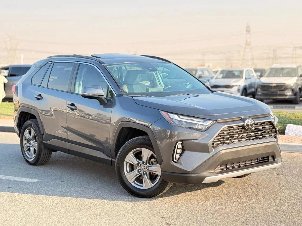 Toyota RAV4 XLE Full Option 2022 with sunroof, push start-15-15