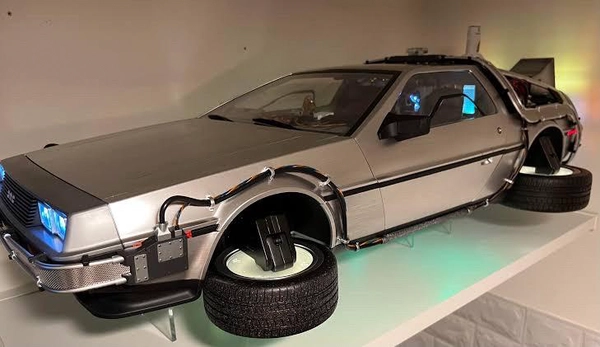 Delorean Time Machine 1/6 Scale Collectible Hot Toys - Back to the Future II