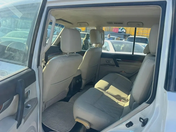 Mitsubshshi pajero 2008 white color upgert 2020GCzc