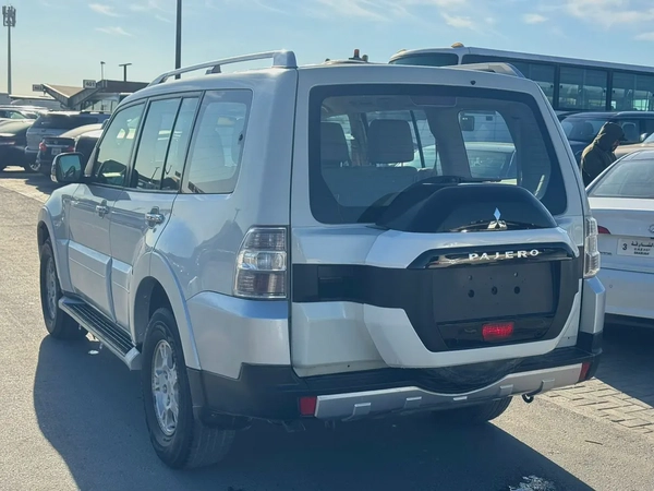Mitsubshshi pajero 2008 white color upgert 2020GCzc
