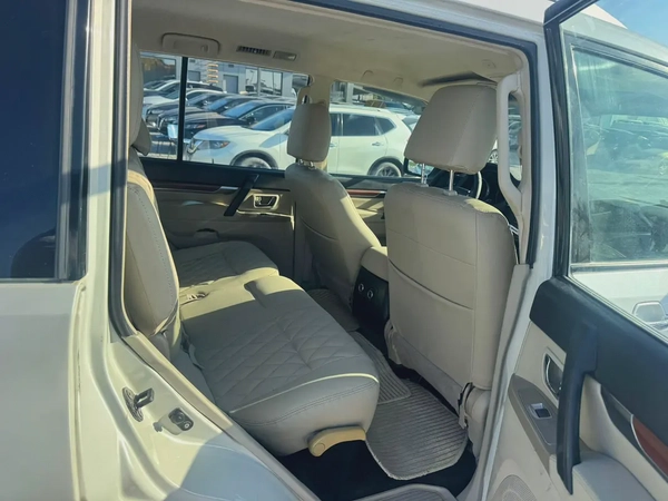 Mitsubshshi pajero 2008 white color upgert 2020GCzc