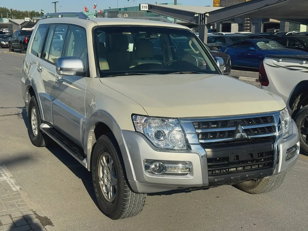Mitsubshshi pajero 2008 white color upgert 2020GCzc