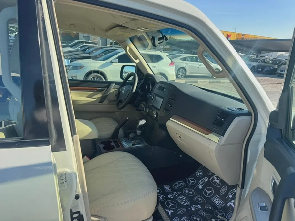 Mitsubshshi pajero 2008 white color upgert 2020GCzc