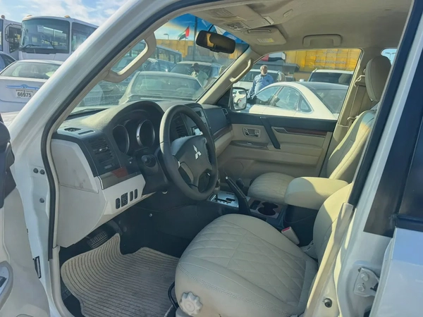 Mitsubshshi pajero 2008 white color upgert 2020GCzc