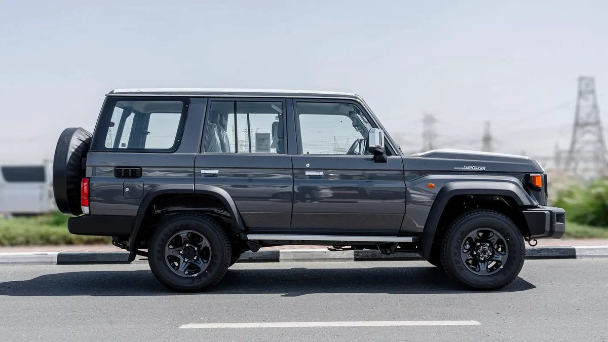 2026 Toyota Land Cruiser LC76 4.0L AT Petrol With Radar-Saudi Specs-15-15
