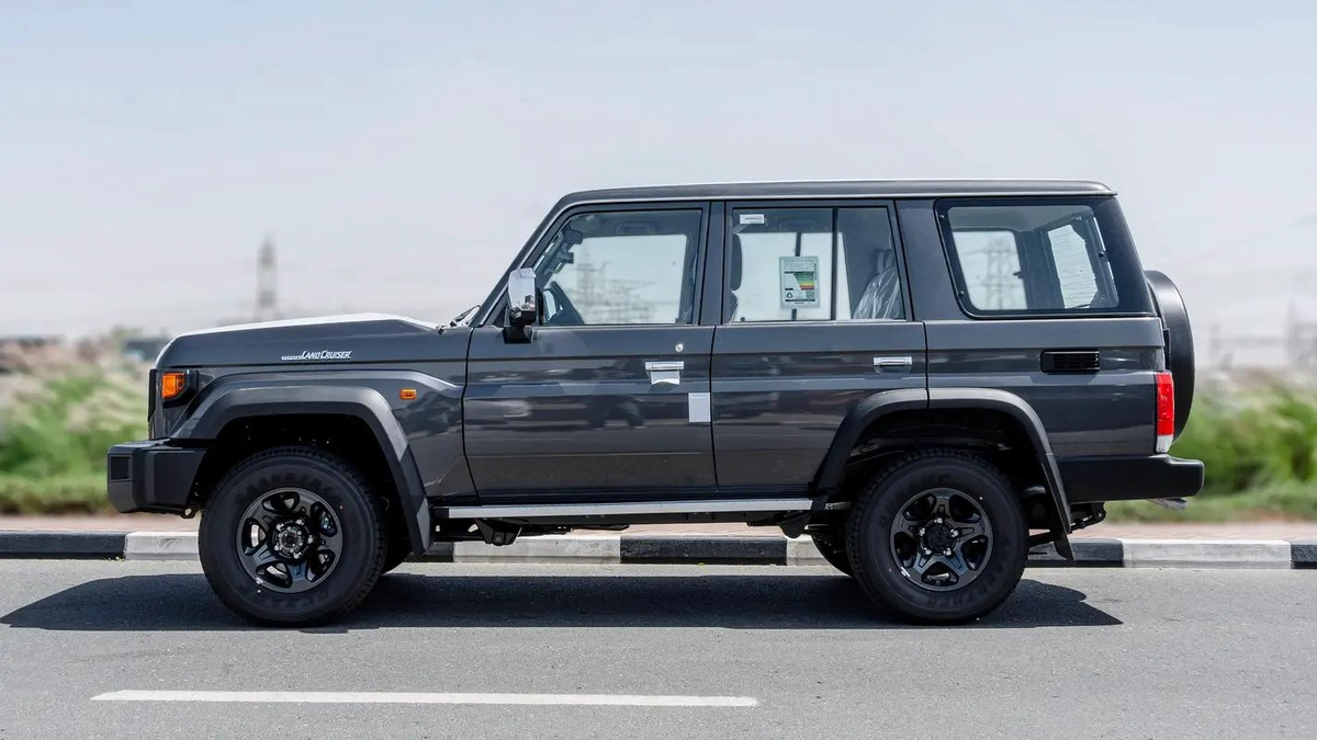 2026 Toyota Land Cruiser LC76 4.0L AT Petrol With Radar-Saudi Specs-3-3
