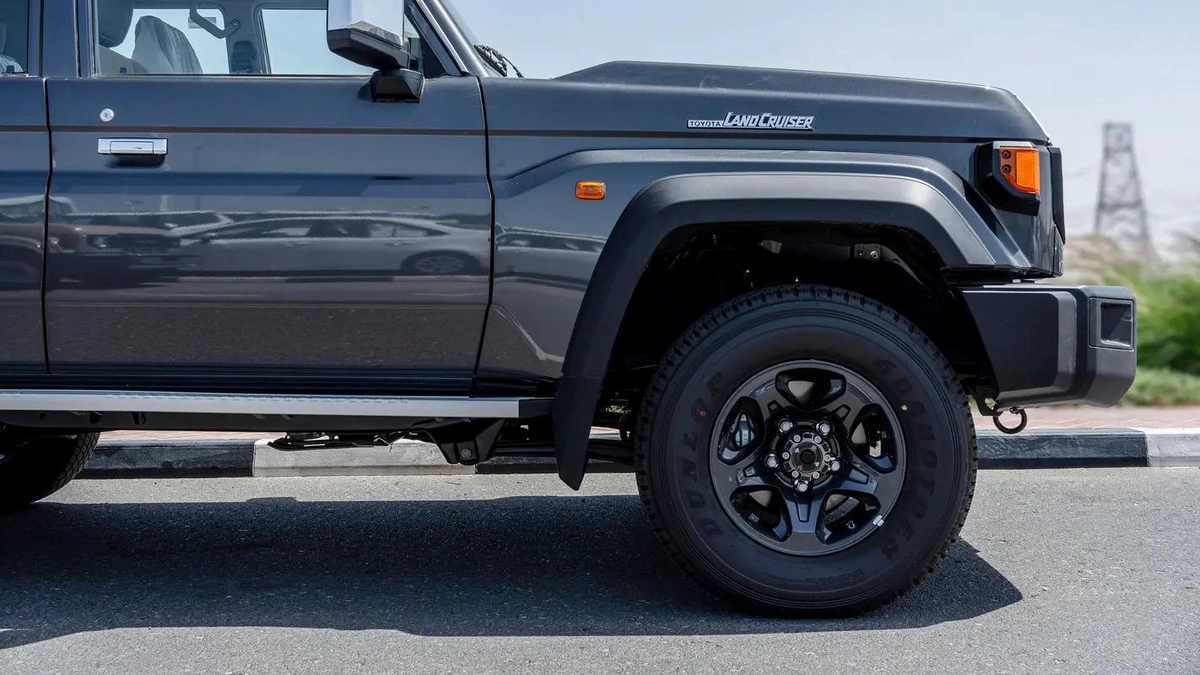 2026 Toyota Land Cruiser LC76 4.0L AT Petrol With Radar-Saudi Specs-18-18