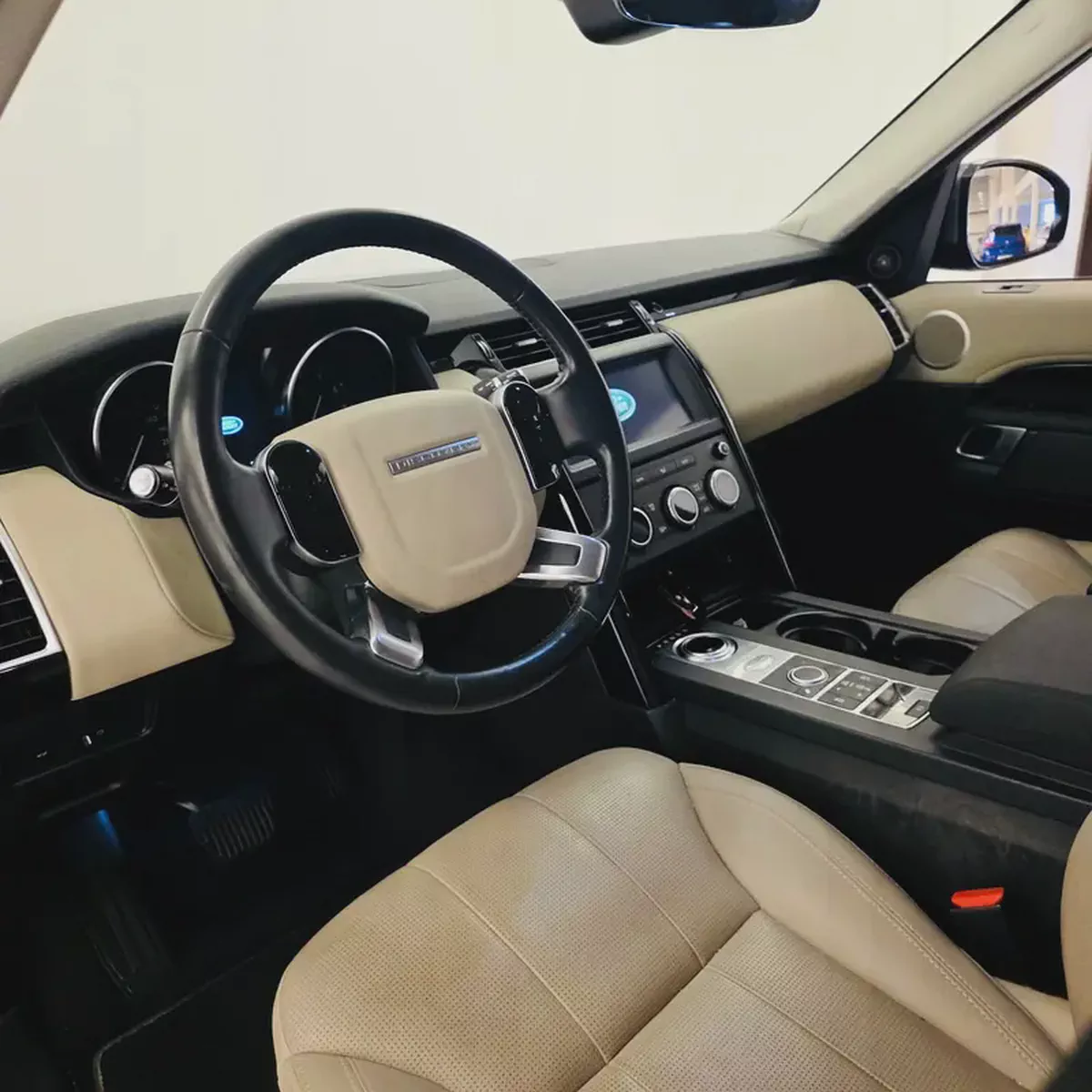 AED 1394 PM | LANDROVER DISCOVERY SE 2019 | 7-SEATER | UNDER WARRANTY AUGUST 2028 | GCC-10-10