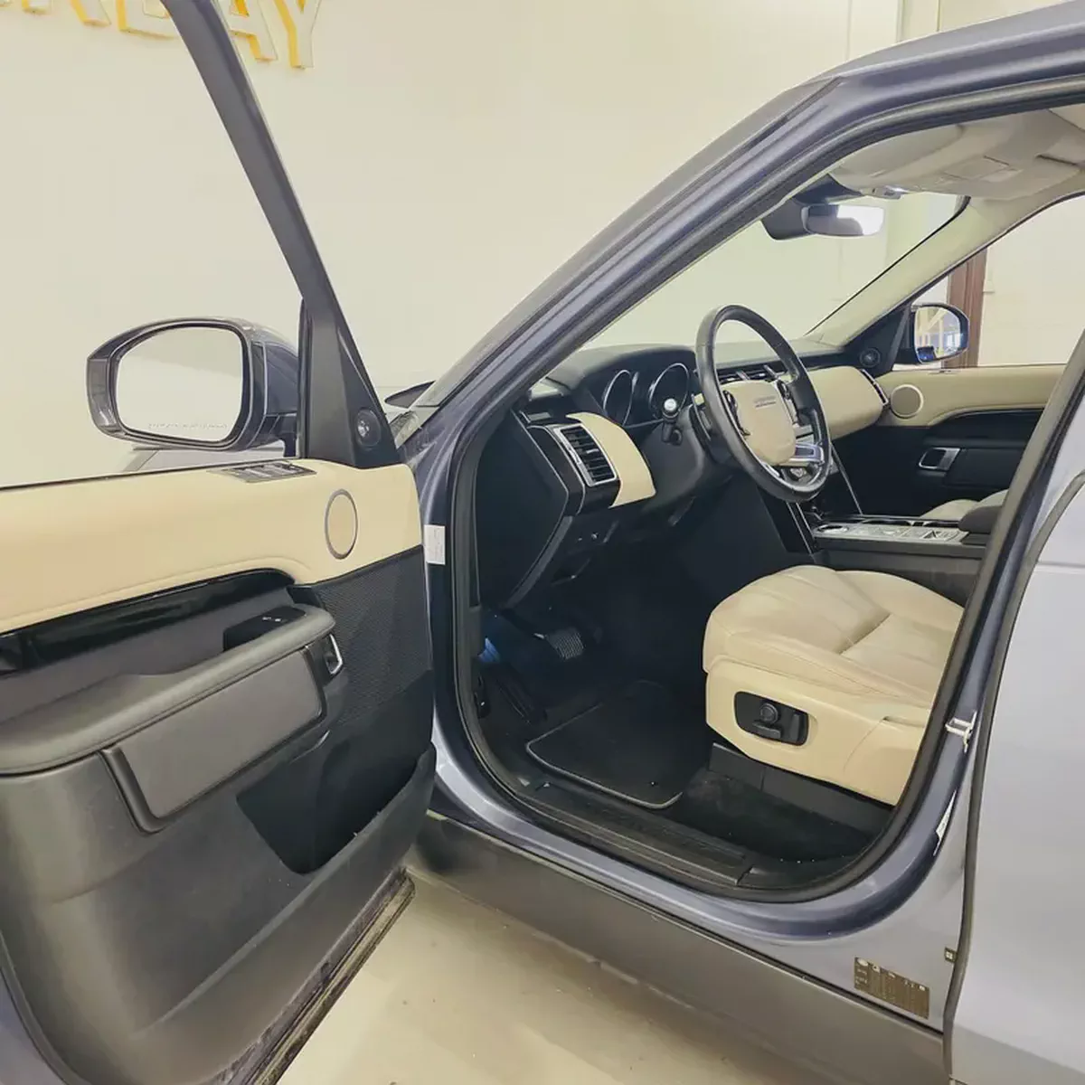 AED 1394 PM | LANDROVER DISCOVERY SE 2019 | 7-SEATER | UNDER WARRANTY AUGUST 2028 | GCC-8-8