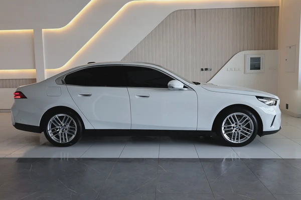 BMW 520i 2026-14000KM- GCC Specs - Pristine Condition-Under warranty Service