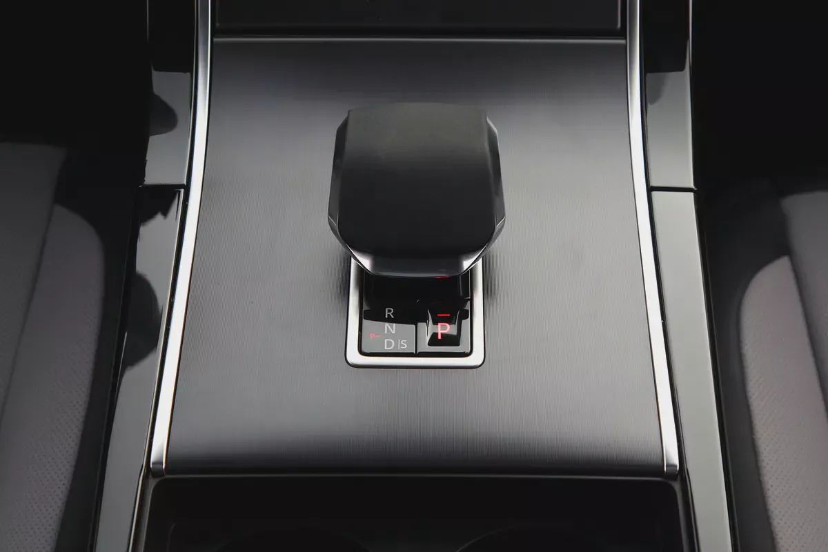 RANGE ROVER VELAR P250 DYNAMIC 2026 - ALTAYER WARRANTY + SERVICE CONTRACT - VERY LOW KILLO METERS-15-15