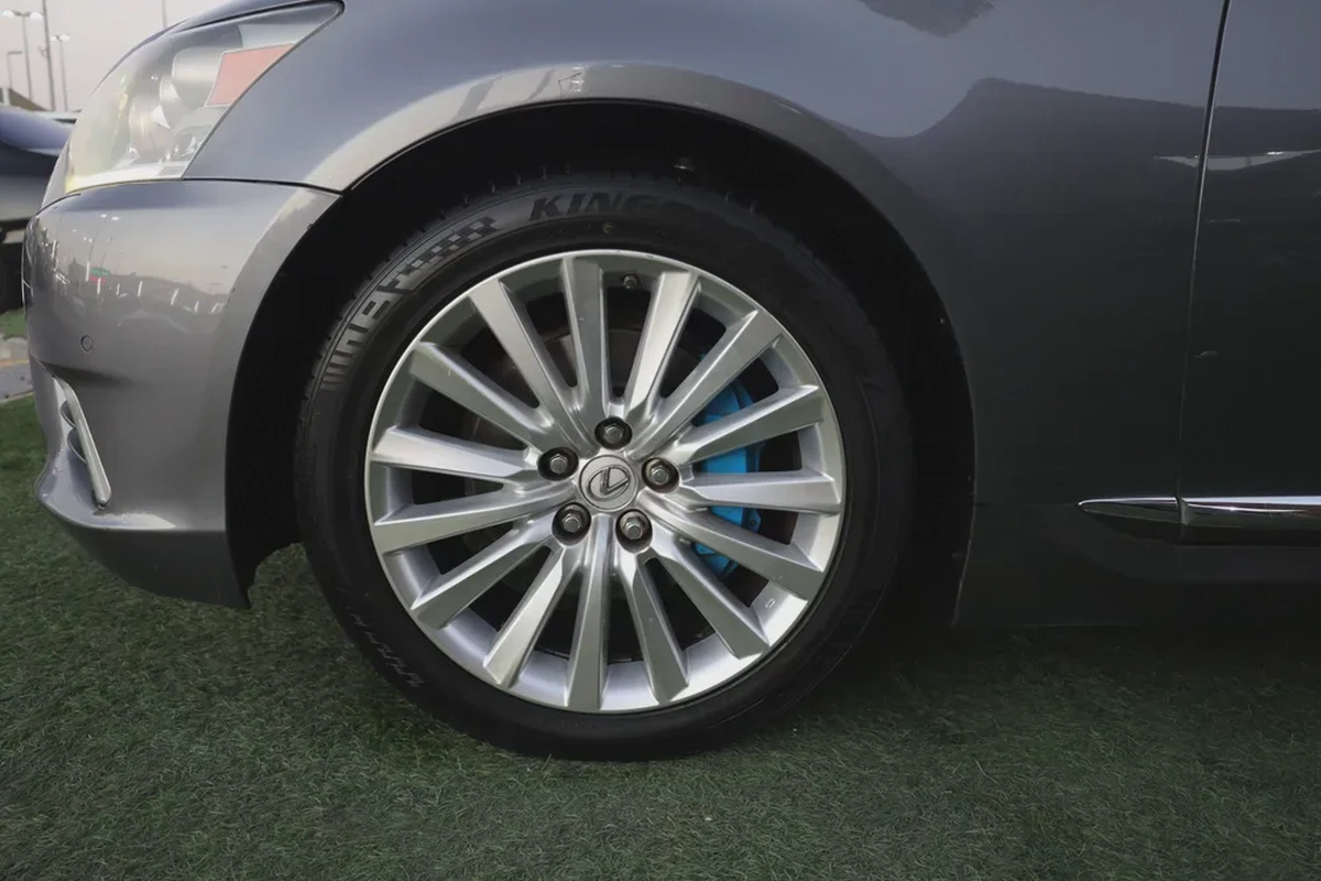 Used Lexus LS 460 4 door 4.6L SWB 2014-9-9