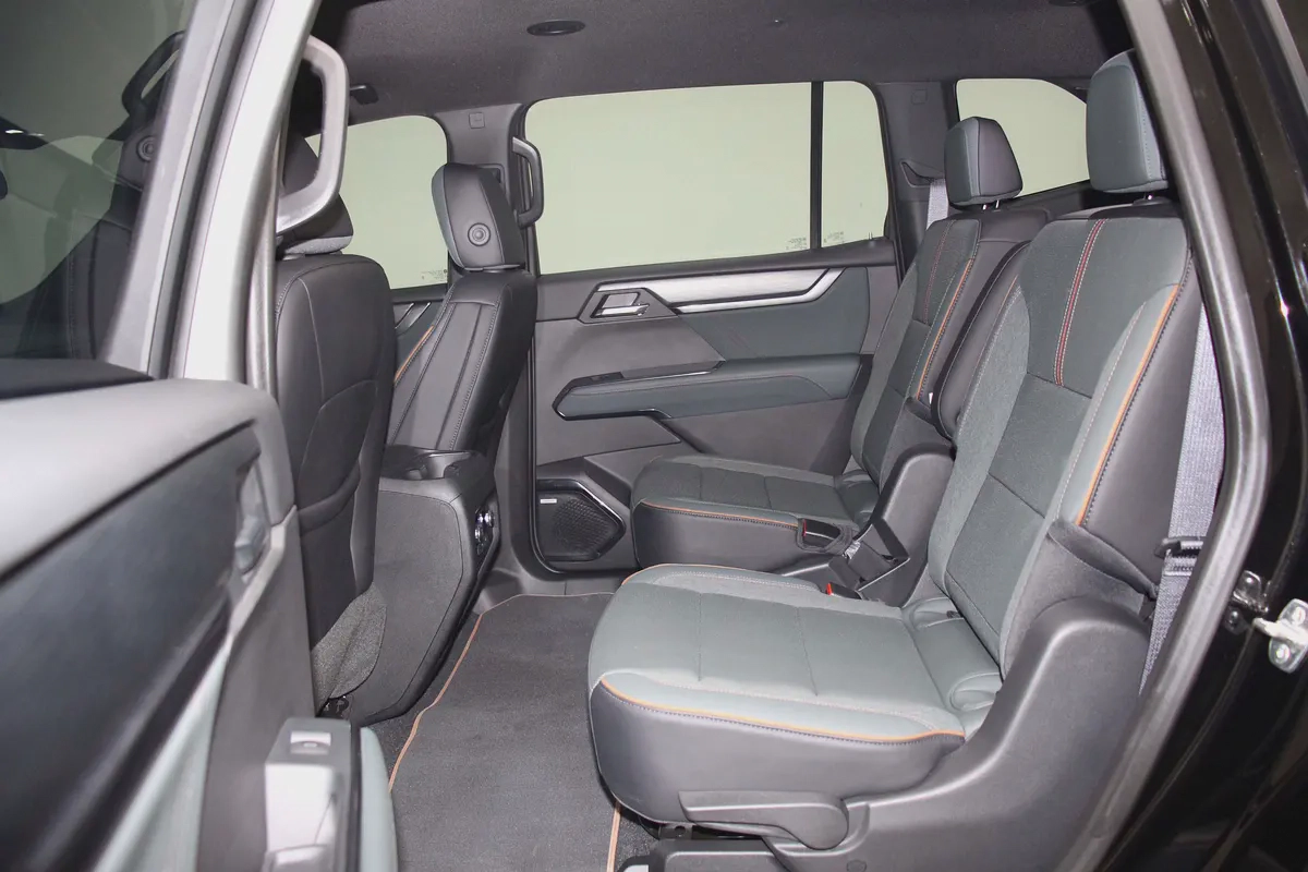 2025 GMC Acadia AT4 - GCC Specs - Brand New!-9-9