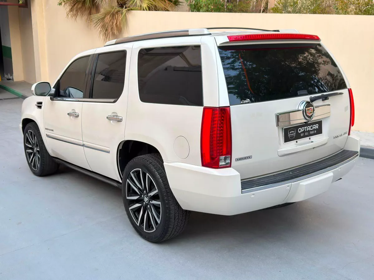 Gulf Specs 2011 CADILLAC ESCALADE PREMIUM 7-Seater, 6.2Litre V8-5-5