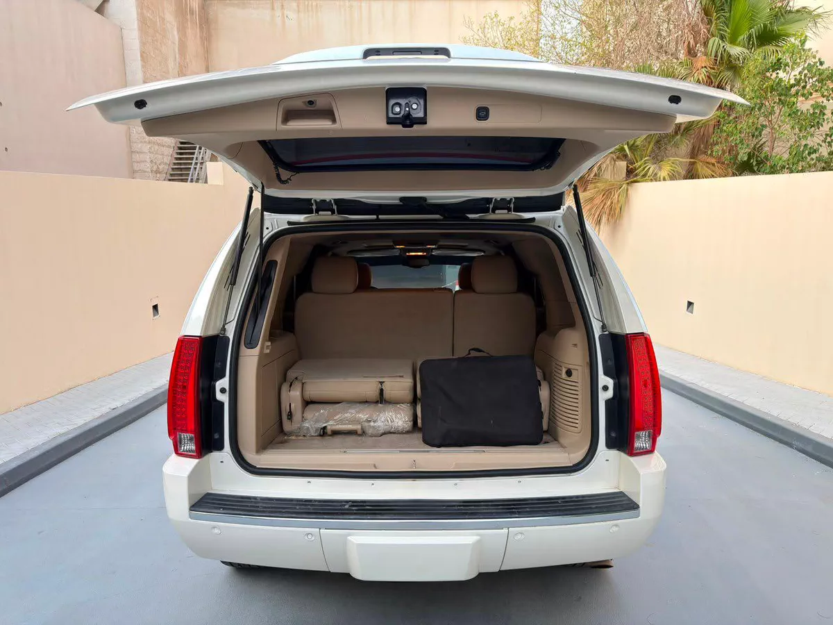 Gulf Specs 2011 CADILLAC ESCALADE PREMIUM 7-Seater, 6.2Litre V8-15-15