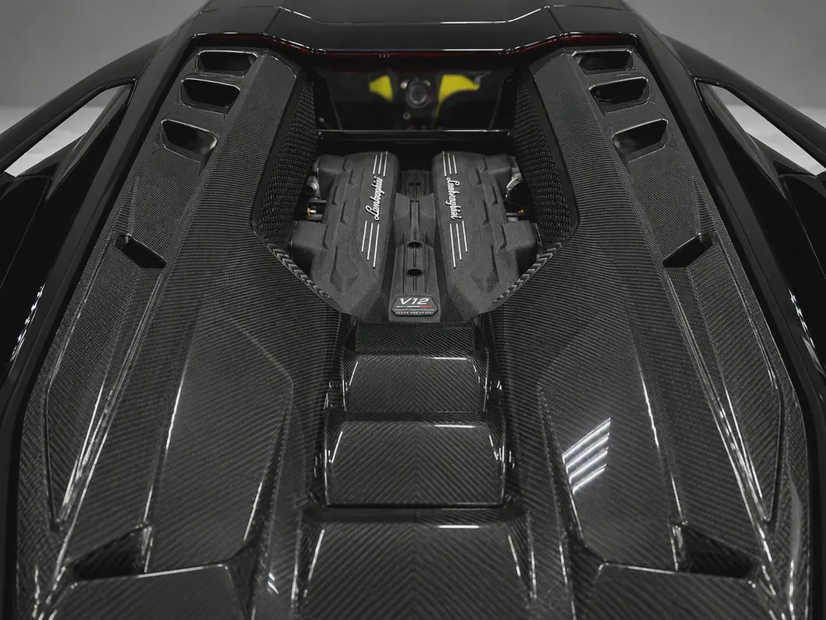 Lamborghini Revuelto-4-4