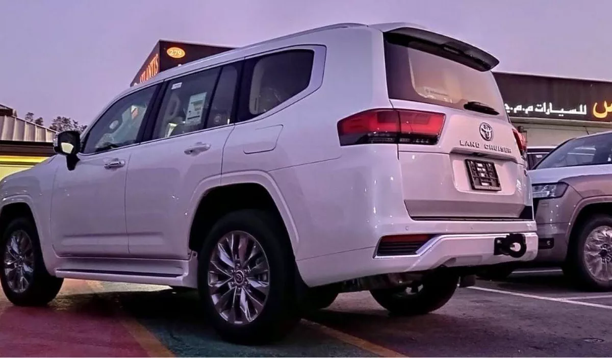 Toyota Land Cruiser VXR TOYOTA LANDCRUISER VXR WHITE-3-0