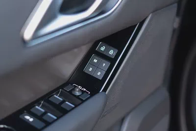 2025 Land Rover Range Rover Velar Dynamic SE – American Specs, Immaculate-12