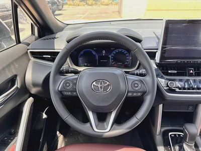 2025 TOYOTA COROLLA CROSS 1.8L HYBRID PETROL A/T SUNROOF FULL GCC BRAND NEW 0KM-6