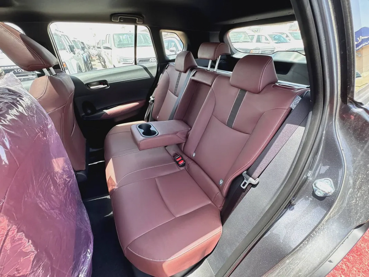 2025 TOYOTA COROLLA CROSS 1.8L HYBRID PETROL A/T SUNROOF FULL GCC BRAND NEW 0KM-12-12