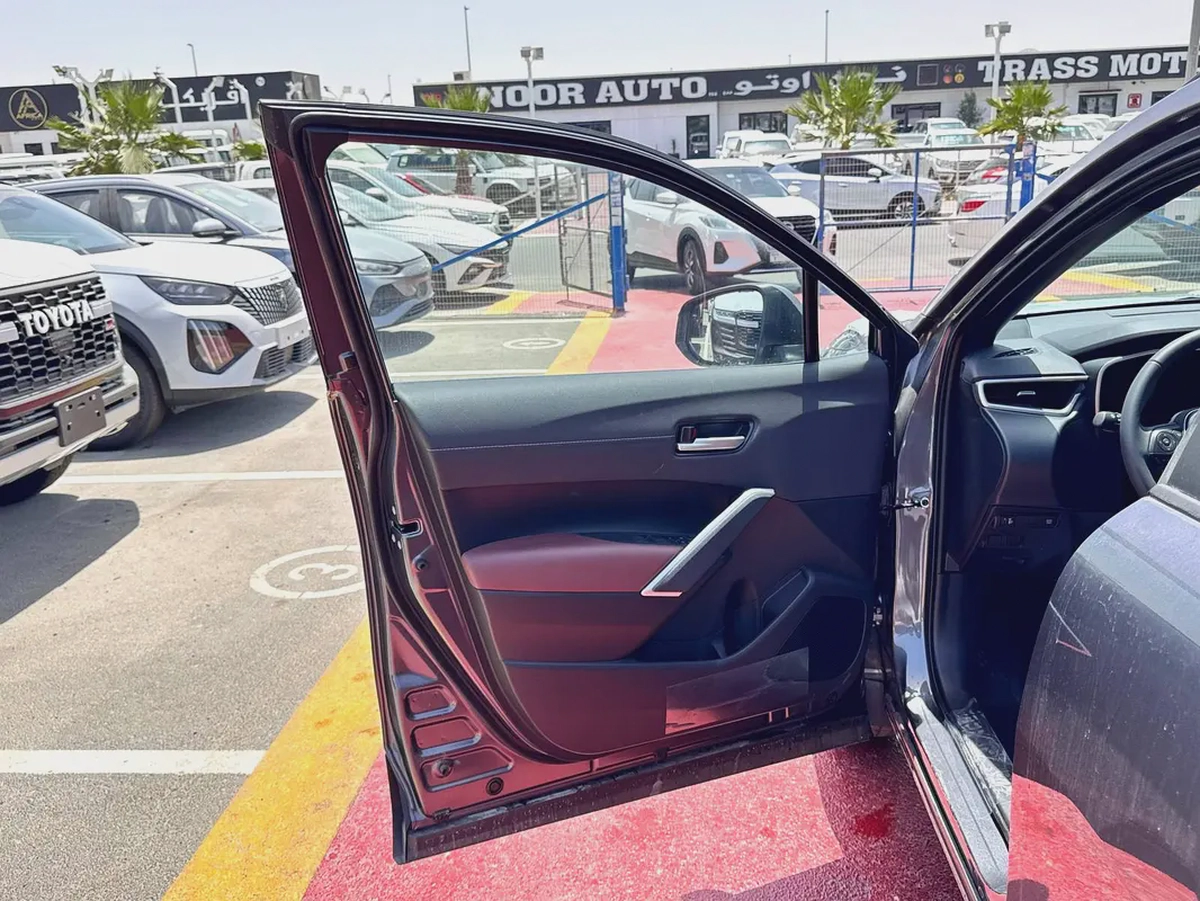 2025 TOYOTA COROLLA CROSS 1.8L HYBRID PETROL A/T SUNROOF FULL GCC BRAND NEW 0KM-15-15