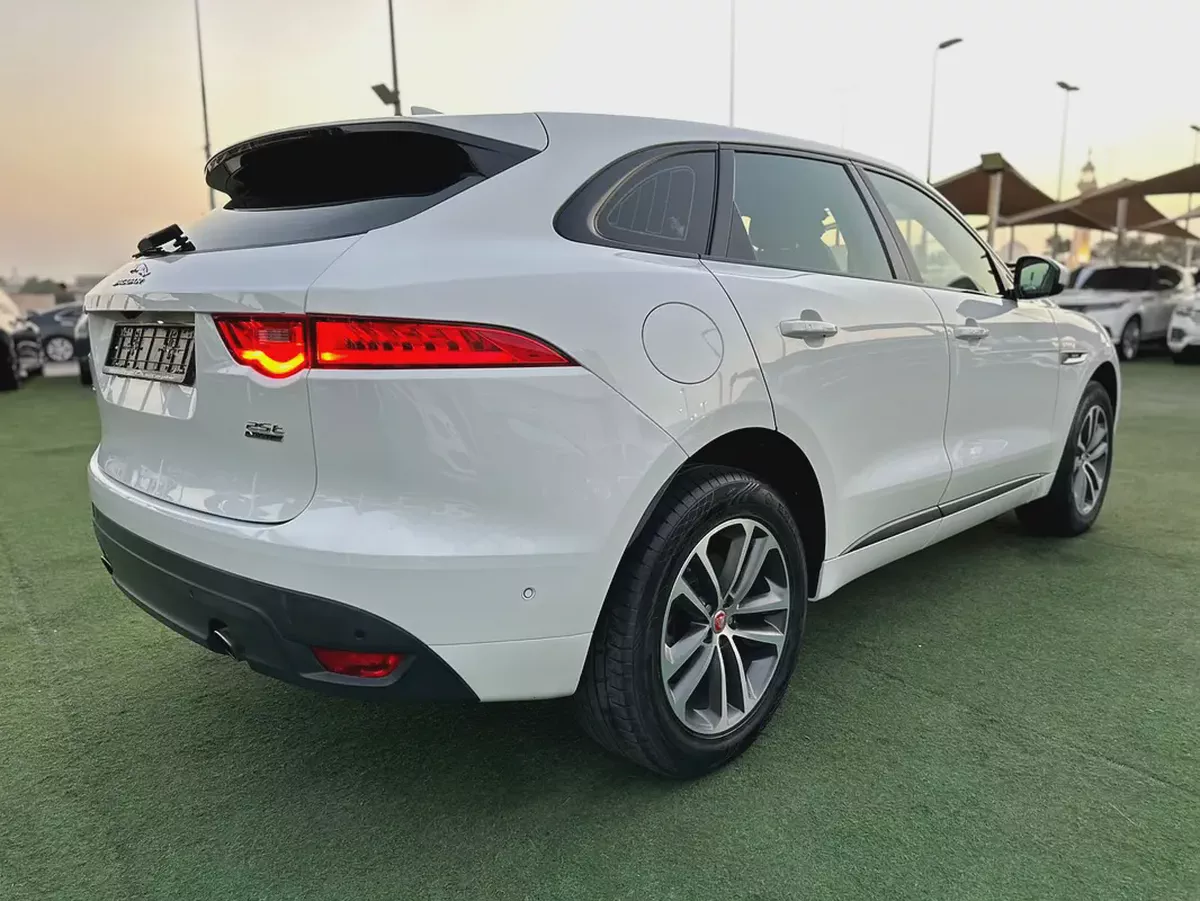 (2019) JAGUAR F PACE //R-SPORT// GCC FULL OPTION -EXCELLENT CONDITION--4-4