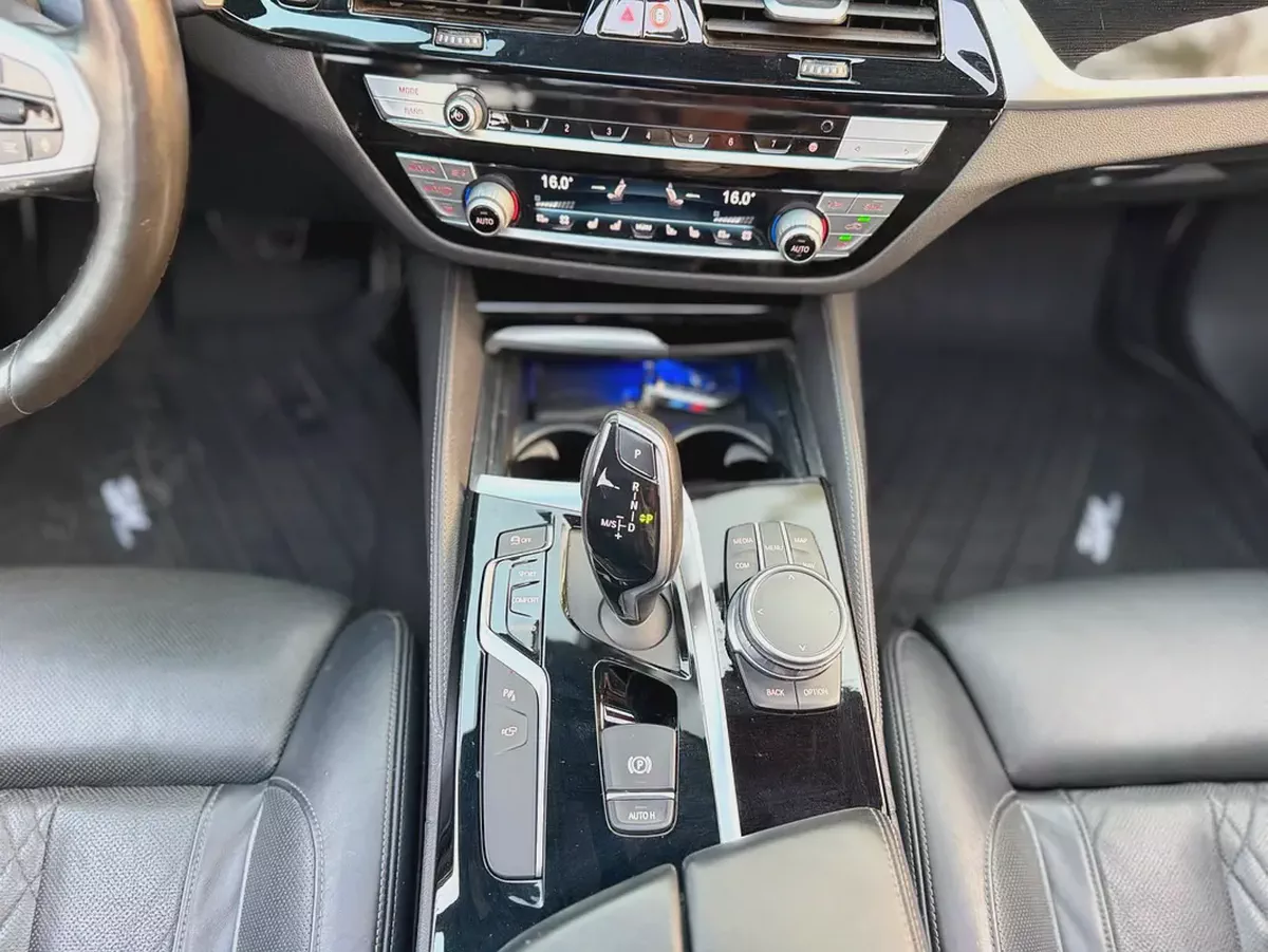 BMW 5-Series 520i 2020 - Korean Specs - Luxury Sedan-19-19