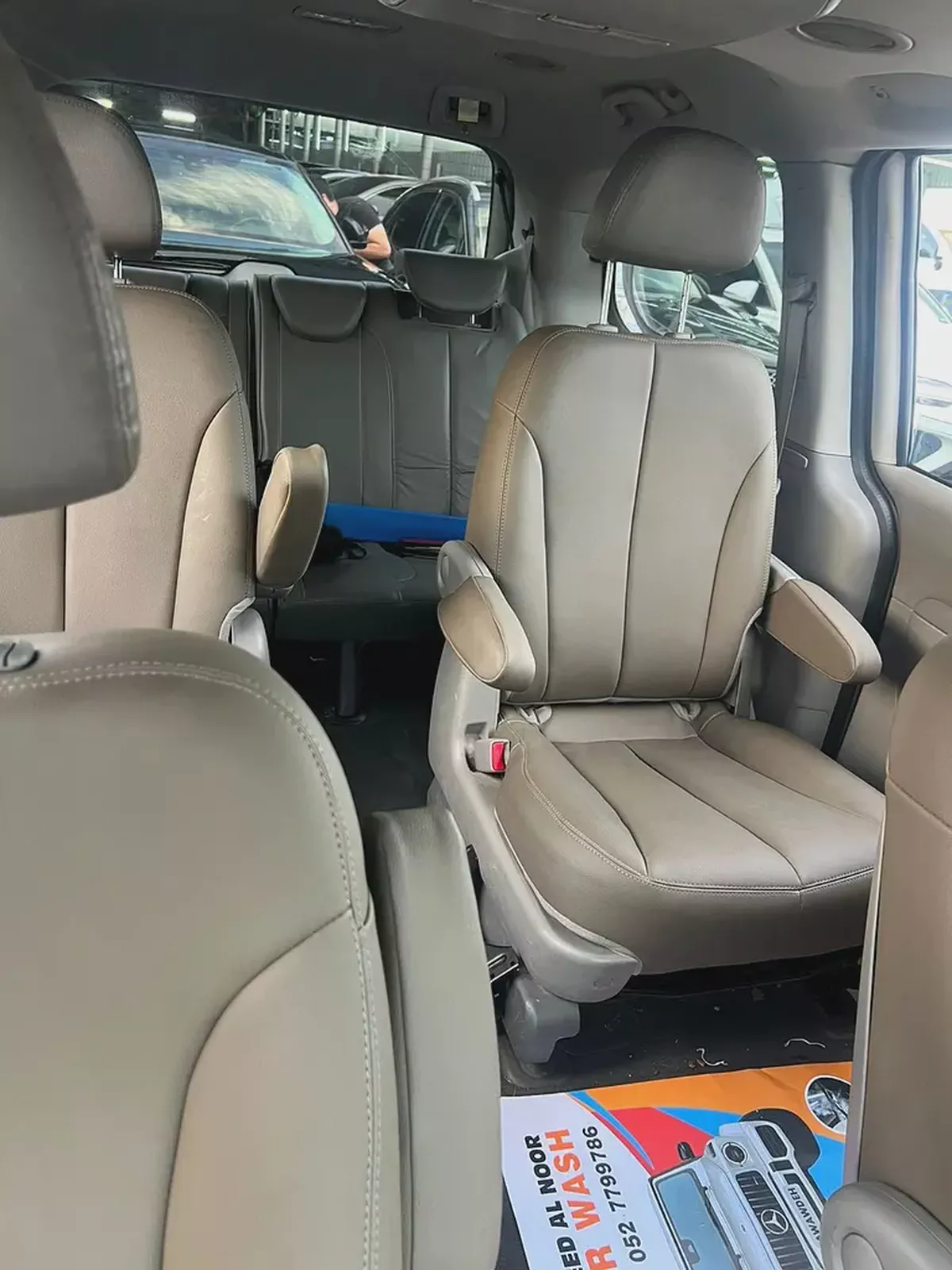 Kia Sedona Limited 2011 - American Specs-9-9
