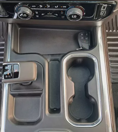 Silverado 1500 LT Trail Boss V8 GCC Specs Single Owner Under Warranty Till 2028-15