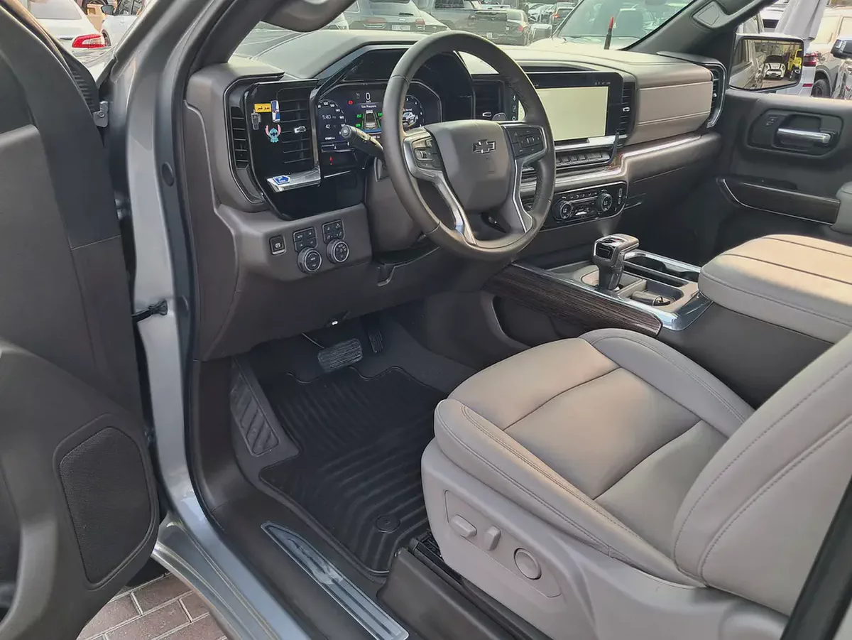 Silverado 1500 LT Trail Boss V8 GCC Specs Single Owner Under Warranty Till 2028-9-9