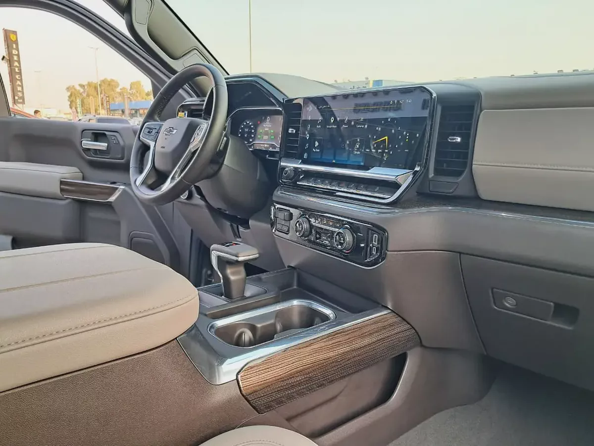 Silverado 1500 LT Trail Boss V8 GCC Specs Single Owner Under Warranty Till 2028-11-11