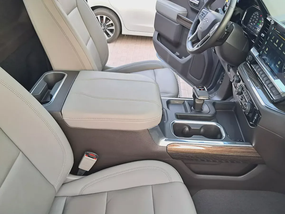 Silverado 1500 LT Trail Boss V8 GCC Specs Single Owner Under Warranty Till 2028-13-13