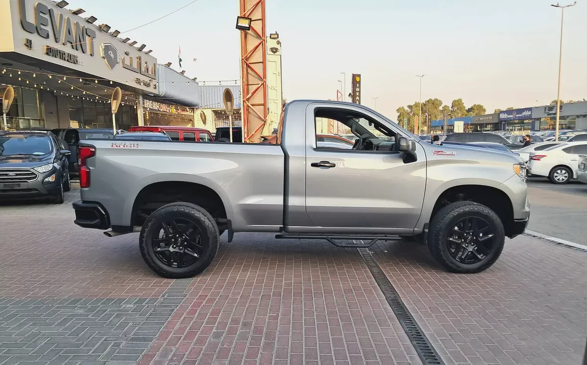 Silverado 1500 LT Trail Boss V8 GCC Specs Single Owner Under Warranty Till 2028-5-5