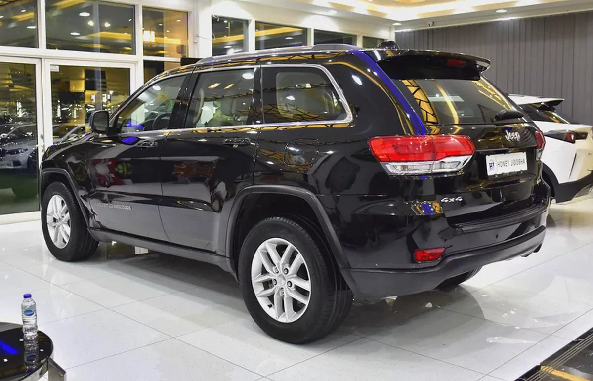 EXCELLENT DEAL for our Jeep Grand Cherokee Laredo 4x4 ( 2018 Model ) in Black Color GCC Specs-6-6
