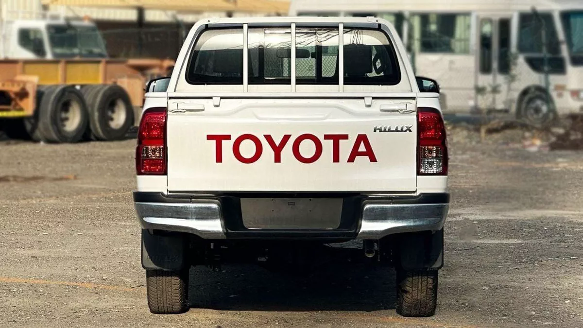 Toyota Hilux GL Toyota Hilux 2.7 petrol Manuel 2025 basic option four wheels-4-0
